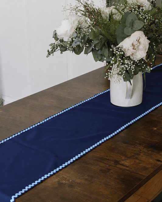 Chemin de table Ondine bleu artisanal en coton - L'Atelier Vague - vue détail