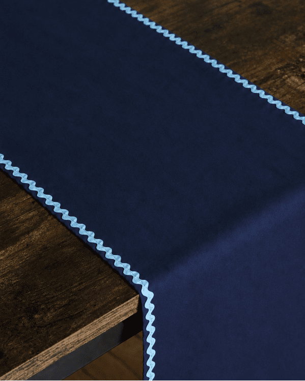 Chemin de table Ondine bleu artisanal en coton - L'Atelier Vague - vue zoom