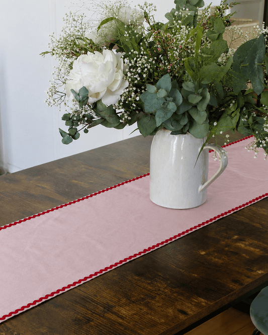 Chemin de table Ondine rose artisanal en coton - L'Atelier Vague - vue détail
