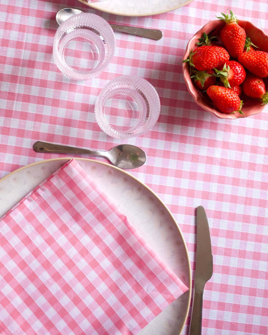 Lot de 2 serviettes de table en coton 100 %, à carreaux vichy rose et blanc. Le motif doux et raffiné de ces serviettes apporte une touche de fraîcheur et de féminité à votre table, tout en offrant une douceur incomparable. Fabriquées à la main à Biarritz, elles ajoutent une note de charme à vos repas.
