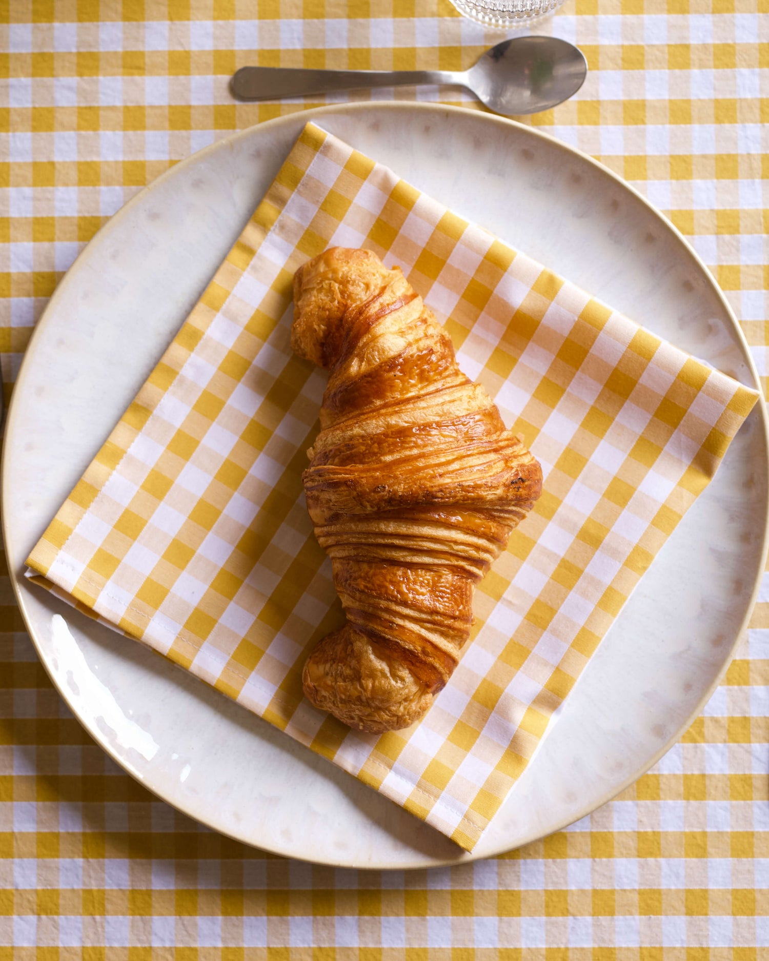 Lot de 2 serviettes de table en coton 100 % à motif vichy jaune et blanc, offrant une finition soignée et élégante. Parfaites pour ajouter une touche de fraîcheur et de raffinement à vos repas, ces serviettes sont fabriquées à la main à Biarritz pour un charme authentique.