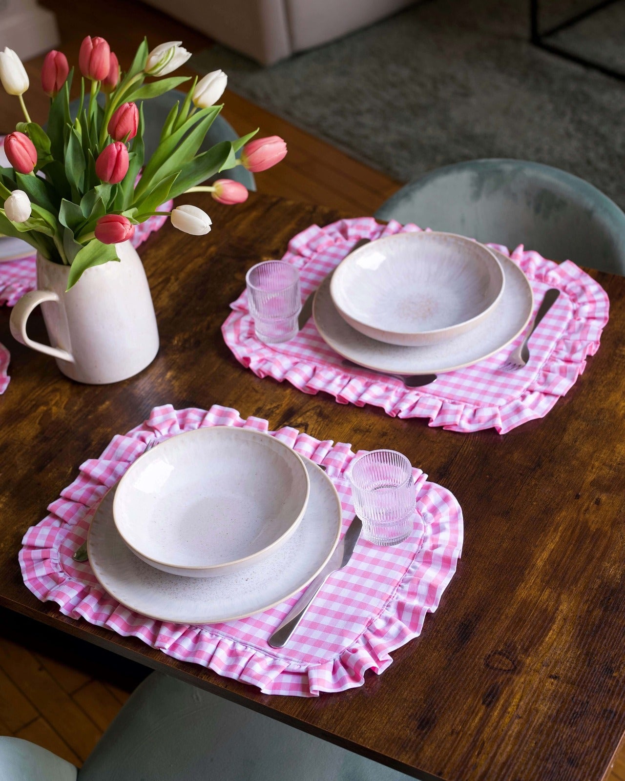 Set de table à carreaux vichy rose et blanc, en coton 100 %, avec finition matelassée et volant autour. Fabriqué artisanalement à Biarritz, il apporte une touche douce et élégante, parfaite pour sublimer une table raffinée et conviviale.