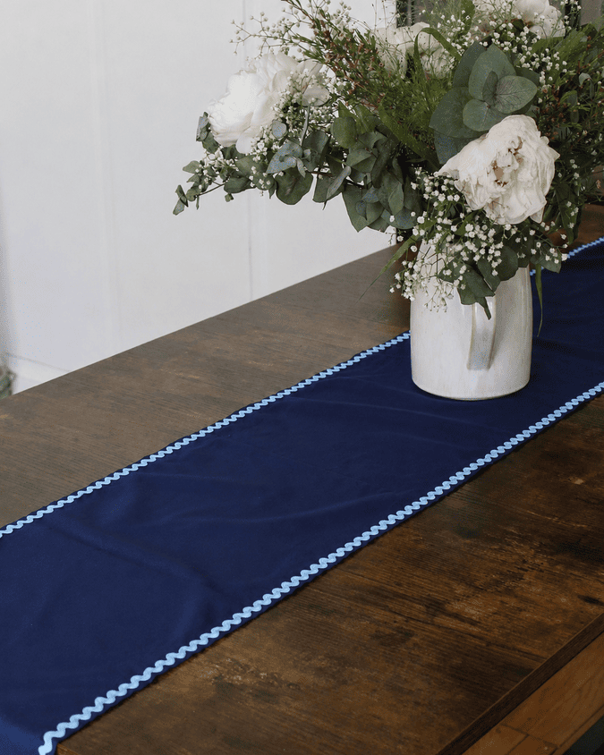 Chemin de table Ondine bleu artisanal en coton - L'Atelier Vague - vue détail