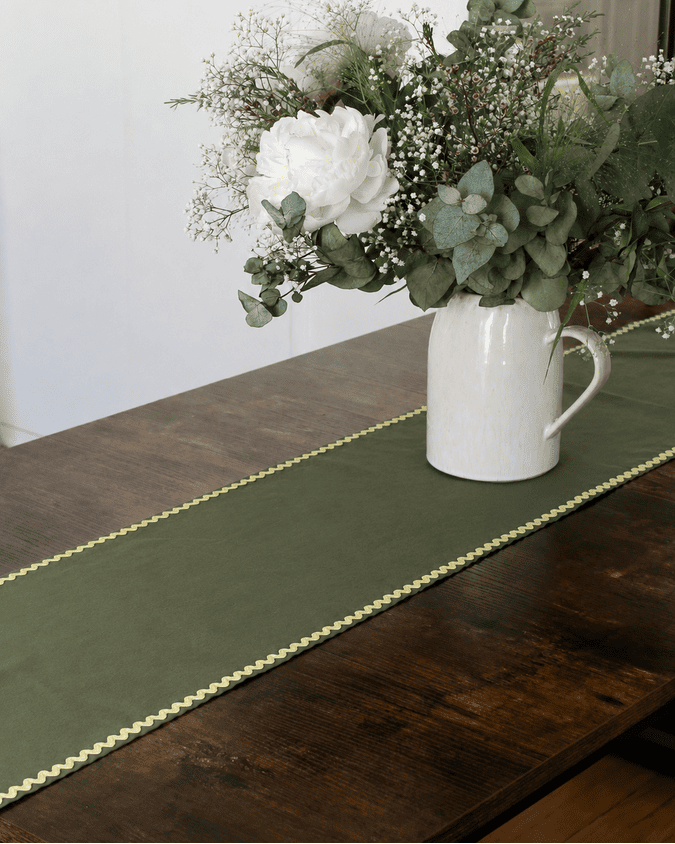 Chemin de table Ondine vert olive artisanal en coton - L'Atelier Vague - vue détail