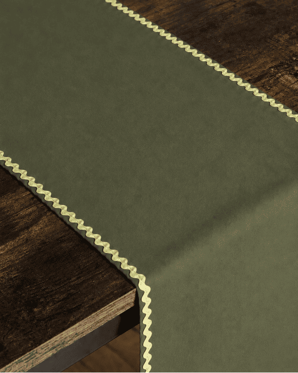 Chemin de table Ondine vert olive artisanal en coton - L'Atelier Vague - vue zoom