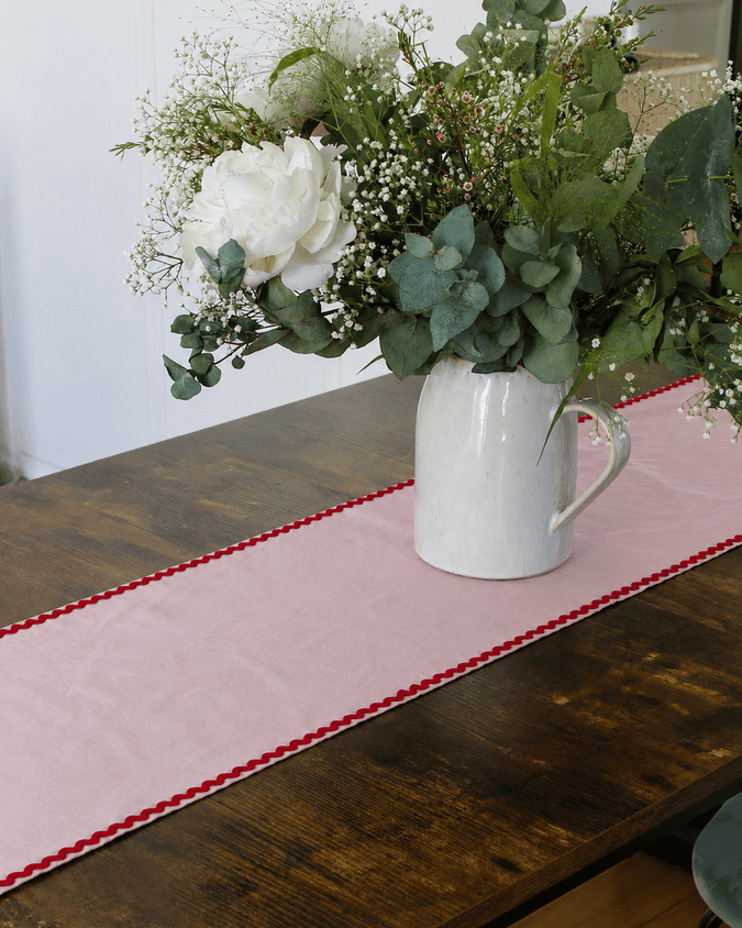 Chemin de table Ondine rose artisanal en coton - L'Atelier Vague - vue détail