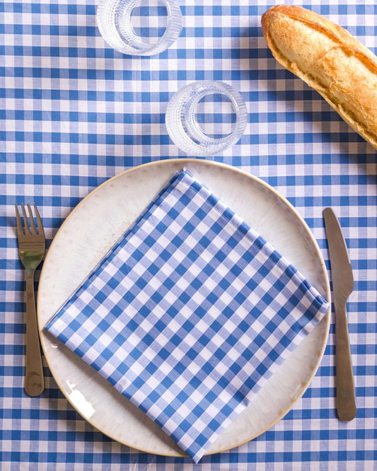 Lot de 2 serviettes de table en coton 100 %, à motif vichy bleu et blanc. Ce design frais et élégant ajoute une touche de charme intemporel à votre table, tout en offrant une douceur et une qualité incomparables. Fabriquées à la main à Biarritz, elles garantissent une finition parfaite.