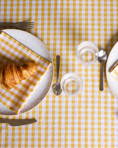 Lot de 2 serviettes de table en coton 100 %, à motif vichy jaune et blanc. Confectionnées avec soin, elles allient douceur et résistance, tout en apportant une touche élégante et chaleureuse à vos repas. Fabriquées à la main à Biarritz, elles garantissent un confort et une qualité.