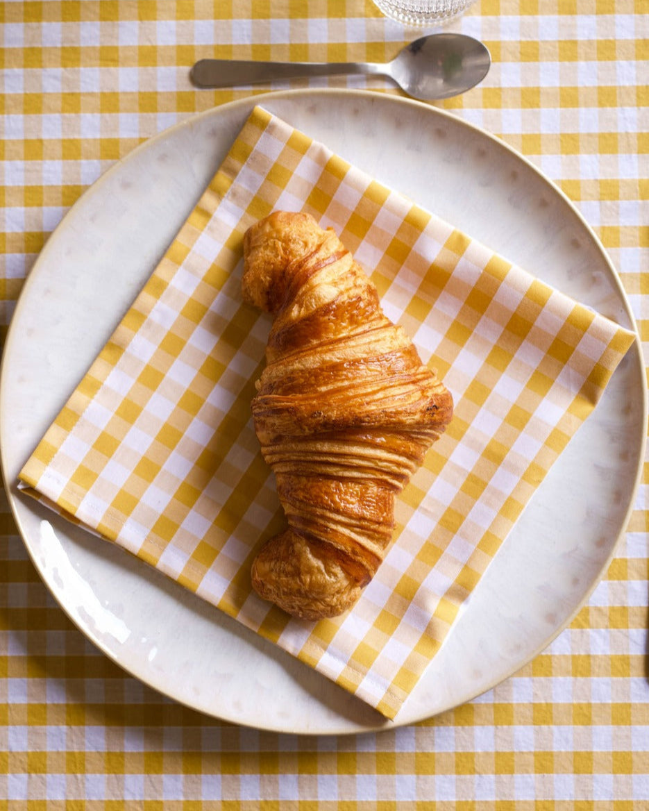 Lot de 2 serviettes de table en coton 100 % à motif vichy jaune et blanc, offrant une finition soignée et élégante. Parfaites pour ajouter une touche de fraîcheur et de raffinement à vos repas, ces serviettes sont fabriquées à la main à Biarritz pour un charme authentique.