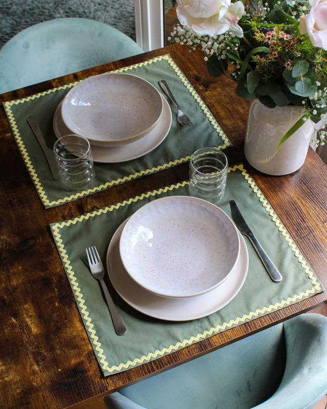 Set de table vert olive et jaune wavy en coton - L'Atelier Vague - table dressée
