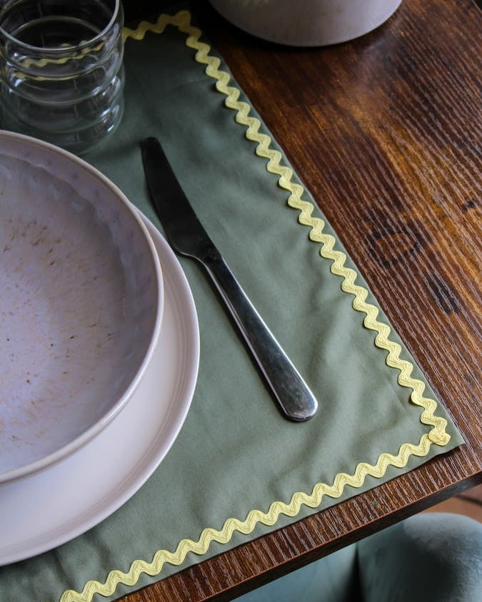 Set de table vert olive et jaune wavy en coton - L'Atelier Vague - vue détail